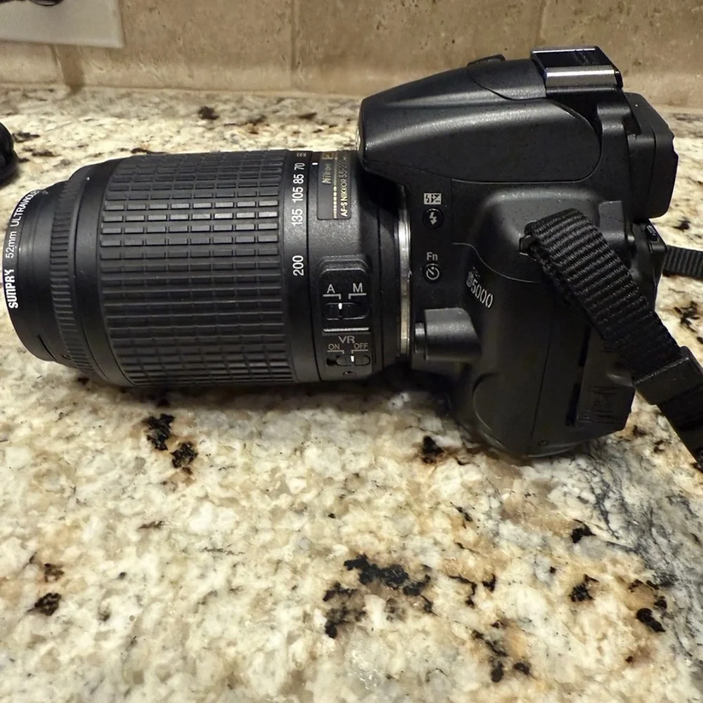 Nikon D5000 Digital Camera w/ case, battery & charger + bonus lens.